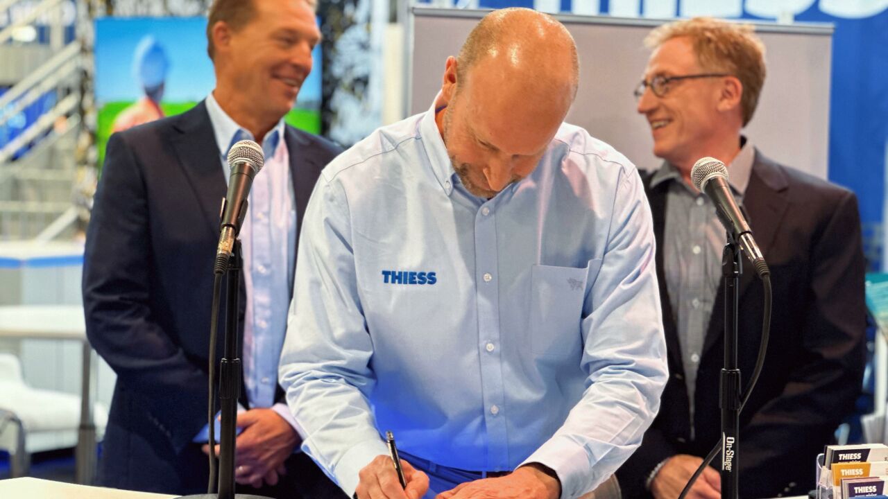 Thiess 1.jpeg: Thiess Group Executive – Americas Darrell White, signing the decarbonisation agreement between Thiess and FLANDERS at MINExpo 2024